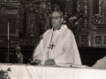 Jose Maria Setien oficiando los actos religiosos del aniversario de la Adoración Nocturna, en el interior de la iglesia parroquial de San Miguel