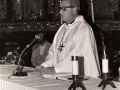 Jose Maria Setien oficiando los actos religiosos del aniversario de la Adoración Nocturna, en el interior de la iglesia parroquial de San Miguel
