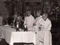 Jose Maria Setien junto con otros clérigos oficiando los actos religiosos del aniversario de la Adoración Nocturna, en el interior de la iglesia parroquial de San Miguel