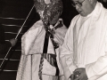 Actos religiosos del aniversario de la Adoración Nocturna : clérigos con la custodia bajo palio