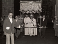 Actos religiosos del aniversario de la Adoración Nocturna : clérigos con la custodia bajo palio