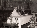 Clérigos durante los actos religiosos del aniversario de la Adoración Nocturna, en el interior de la iglesia parroquial de San Miguel