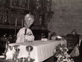 Clérigo levantando la custodia durante los actos religiosos del aniversario de la Adoración Nocturna, en el interior de la iglesia parroquial de San Miguel