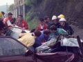 Varias personas asistiendo en un accidente de automóvil