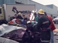 Varias personas asistiendo en un accidente de automóvil