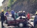 Varias personas asistiendo en un accidente de automóvil