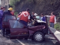 Varias personas asistiendo en un accidente de automóvil