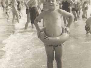 ALBERTO ALONSO BAÑÁNDOSE EN LA PLAYA DE LA CONCHA