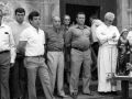 Asistentes al acto junto a la imagen
