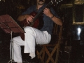 Actuación de un guitarrista en Santa Ana