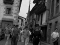 Los txistularis tocando la música tradicional. Detrás, la bandera