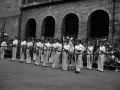 Desfile de los escopeteros en la plaza del pueblo