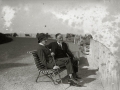 ALFONSO XIII JUNTO A UN HOMBRE SENTADO EN UNA TERRAZA DE IGELDO. (Foto 1/1)