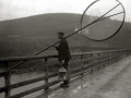 ANGULERO CON SUS APAREJOS POR UN PUENTE. (Foto 1/1)