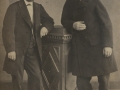 Antonio Elosegi eta Vicente Ansolaren estudio-argazkia