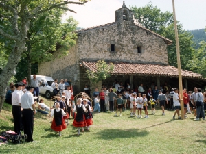 [San Martzial jaiak izen bereko ermita aurrean]