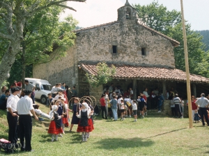 [San Martzial jaiak izen bereko ermita aurrean]