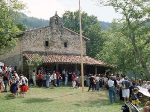 [San Martzial jaiak izen bereko ermita aurrean]