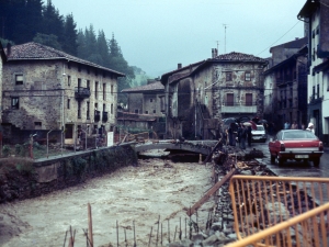 [Uholdeegatik Antzuolako ibaia hazia]
