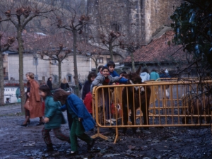 [Haurrak Santo Tomas egunean jolasean]