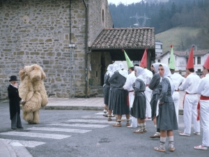 [Inauteritan egiten den Sorgin dantzako dantzari, domadore eta hartza]