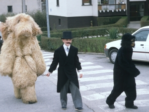 [Inauteritako Sorgin dantzan parte hartzen duten hartza, tximinoa eta domadorea]