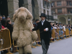 [Inauteritako Sorgin dantzan parte hartzen duten hartza eta domadorea]