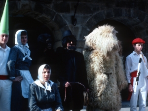 [Inauteritako Sorgin dantzan parte hartzen duten dantzari, hartza eta domadorea]