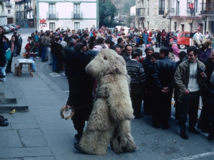 [Inauteritako Sorgin dantzan parte hartzen duten domadore eta hartza]