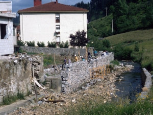[Erreka bazterreko hormaren konponketa lanak]
