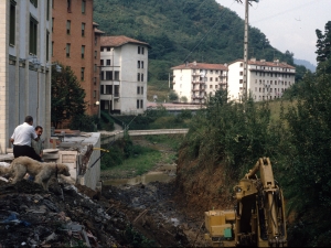 [Erreka bazterreko hormaren konponketa lanak]