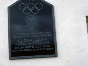 [Zesareo Gabarainen oroitgarria hilerrian]