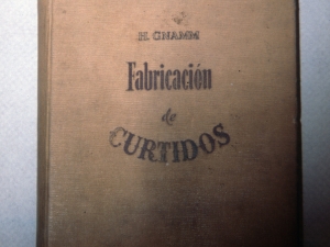 [Larrugintza Antzuolan erakusketako "Fabricación de curtidos" liburua]