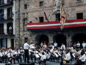 [Bergarako musika-bandaren kontzertua herriko plazan jaietan]