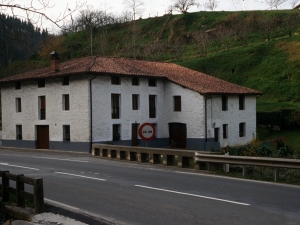 [Ariztiberri baserria Uzarraga auzoan]