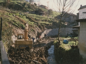 Ondarreko horma berria erreka ertzean