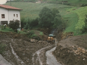 [Zulakaria Egurbaiko errekako horma zaharra botatzen]