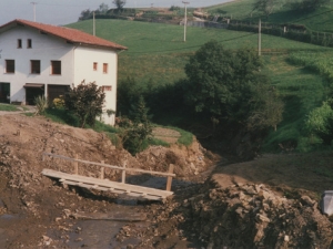 [Egurribaira joateko zubi berria eraikitzen]