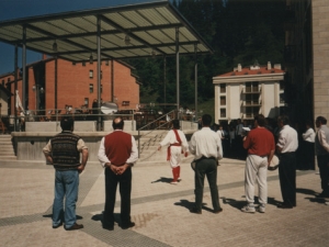 [Aurreskua kioskoaren inaugurazio egunean]