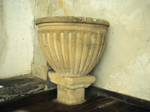 Iglesia parroquial de San Sebastián de Garin. Pila bautismal