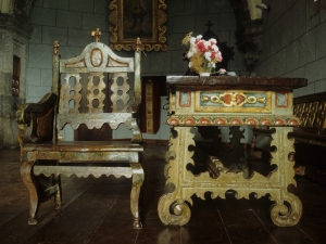 Iglesia parroquial de San Martín de Tours. Mesa y silla