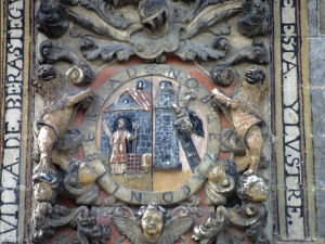 Escudo de armas y reloj en el Ayuntamiento.