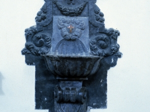 Iglesia parroquial de San Andrés de Elosua. Aguabenditera