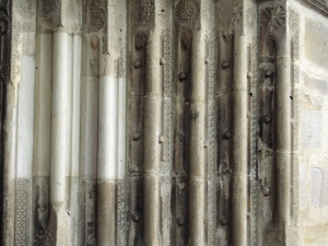 Iglesia parroquial de San Miguel Arcángel. Detalle del pórtico románico