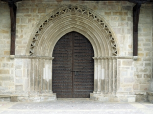 Iglesia parroquial de San Miguel Arcángel. Pórtico románico