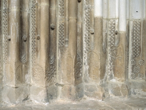 Iglesia parroquial de San Miguel Arcángel. Detalle del pórtico románico