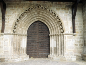 Iglesia parroquial de San Miguel Arcángel. Pórtico románico