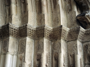 Iglesia parroquial de San Miguel Arcángel. Detalle del pórtico románico