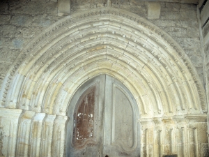 Iglesia parroquial de San Bartolomé. Detalle de la portada