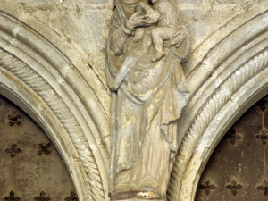 Iglesia parroquial de Nuestra Señora de la Asunción de Aizarna. Escultura. Virgen con niño